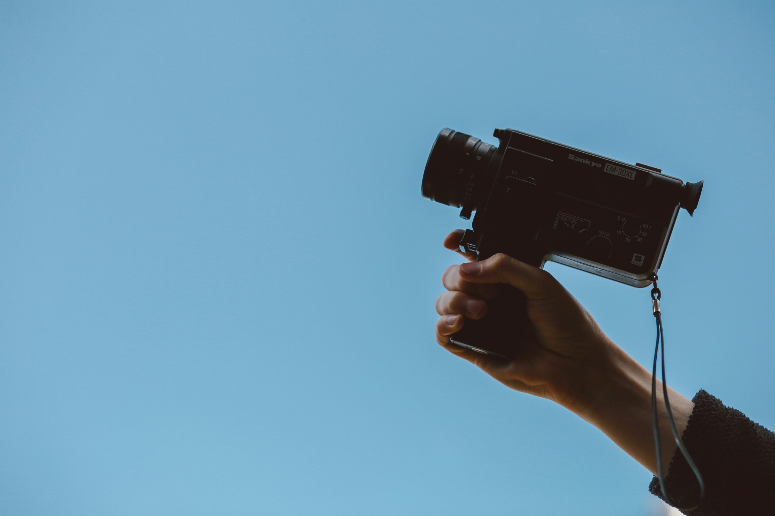 hand holding a video camera
